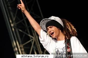 Artishtii shi muzik lor preferata - exact.......tomik e rapper.asculta aproape numai - Tokio Hotel